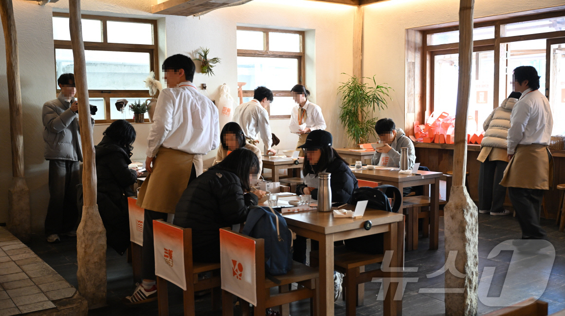 (서울=뉴스1) = 삼양식품이 서울 성수동에서 열린 ‘삼양1963 팝업스토어’가 첫날부터 대기줄이 길게 이어지며 성황을 이루고 있다고 28일 밝혔다. 사진은 ‘삼양1963’ 팝업스 …