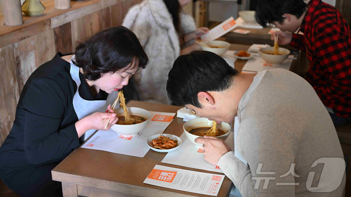 (서울=뉴스1) = 삼양식품이 서울 성수동에서 열린 ‘삼양1963 팝업스토어’가 첫날부터 대기줄이 길게 이어지며 성황을 이루고 있다고 28일 밝혔다. 사진은 ‘삼양1963’ 팝업스 …