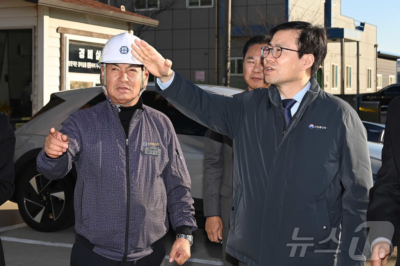 (서울=뉴스1) = 여한구 산업통상부 통상교섭본부장아 28일 오후 전북 군산시 국가산업단지 내 소재한 건설철강을 방문해 관계자와 현장을 점검하고 있다. (산업통상자원부 제공. 재판 …