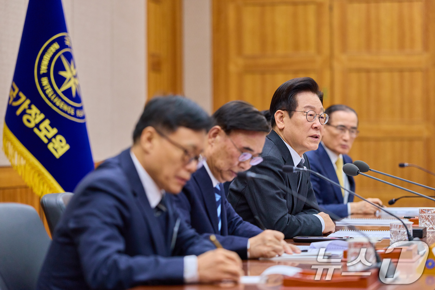 (서울=뉴스1) 허경 기자 = 이재명 대통령이 28일 국가정보원에서 열린 업무보고에서 발언하고 있다. (대통령실 제공. 재판매 및 DB 금지) 2025.11.28/뉴스1