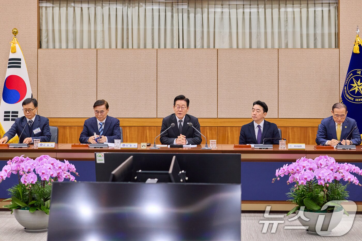 본문 이미지 - 이재명 대통령이 28일 국가정보원에서 열린 업무보고에서 발언하고 있다. &#40;대통령실 제공. 재판매 및 DB 금지&#41; 2025.11.28/뉴스1 ⓒ News1 허경 기자