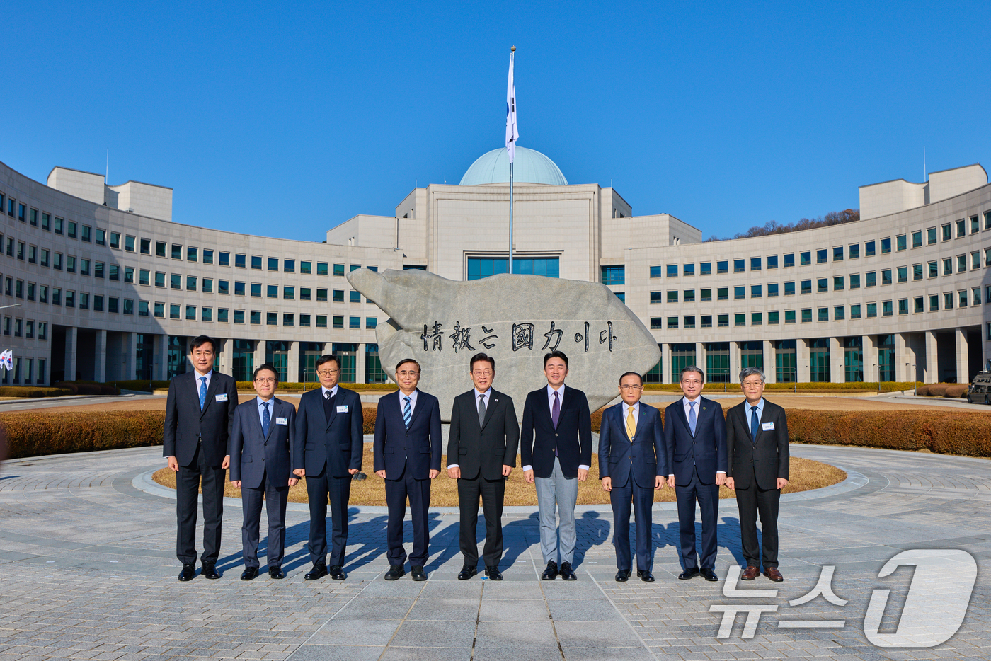 (서울=뉴스1) 허경 기자 = 이재명 대통령이 28일 국가정보원을 방문해 이종석 국정원장을 비롯한 참석자들과 기념촬영을 하고 있다. 왼쪽부터 김창섭 국정원 3차장, 김호홍 국정원 …