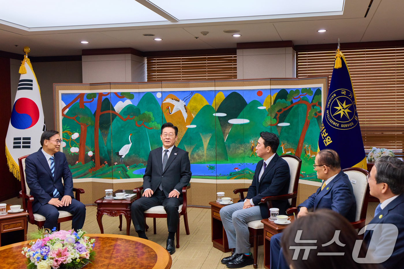 (서울=뉴스1) 허경 기자 = 이재명 대통령이 28일 국가정보원을 방문해 이종석 국정원장과 대화하고 있다. (대통령실 제공. 재판매 및 DB 금지) 2025.11.28/뉴스1