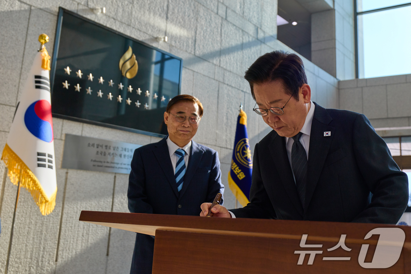 (서울=뉴스1) 허경 기자 = 이재명 대통령이 28일 국가정보원을 방문해 방명록을 작성하고 있다. 왼쪽은 이종석 국정원장. (대통령실 제공. 재판매 및 DB 금지) 2025.11. …