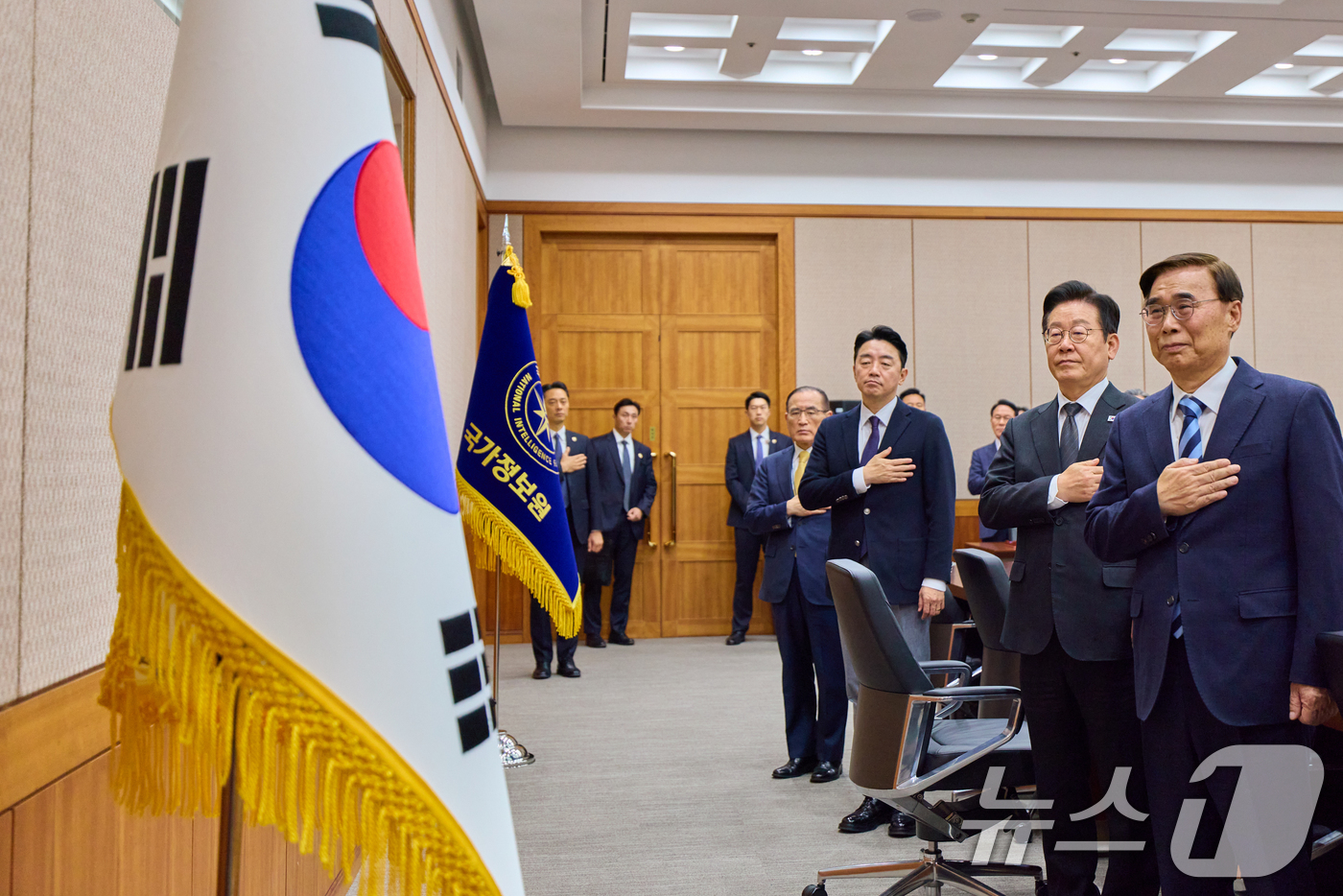 (서울=뉴스1) 허경 기자 = 이재명 대통령이 28일 국가정보원에서 열린 업무보고에 앞서 국민의례를 하고 있다. (대통령실 제공. 재판매 및 DB 금지) 2025.11.28/뉴스1 …