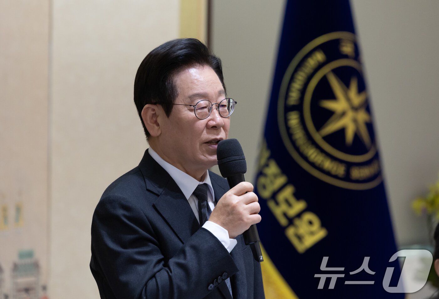 본문 이미지 - 이재명 대통령이 28일 국가정보원에서 열린 업무보고에서 발언하고 있다. &#40;대통령실 제공. 재판매 및 DB 금지&#41; 2025.11.28/뉴스1 ⓒ News1 허경 기자