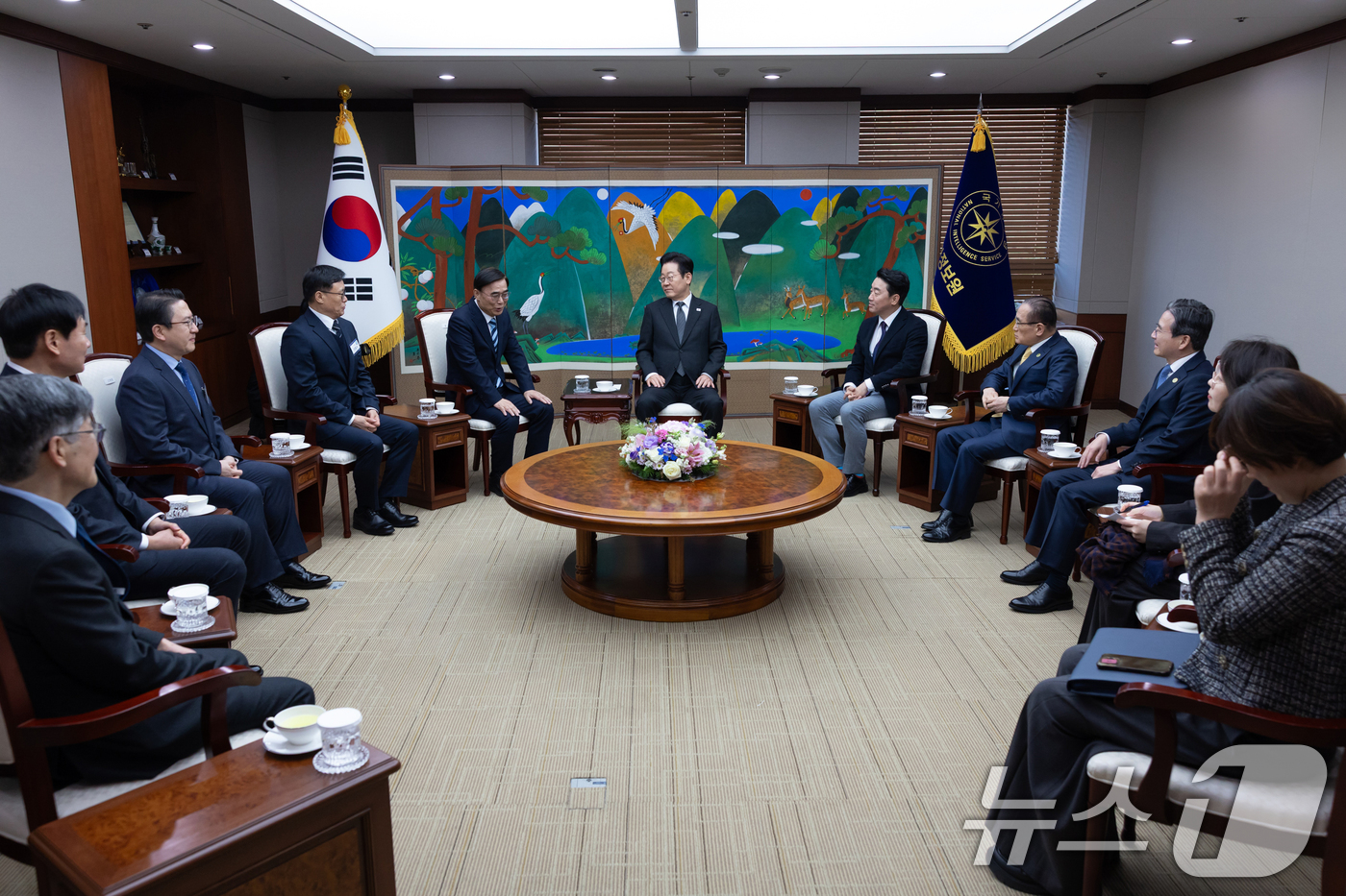 (서울=뉴스1) 허경 기자 = 이재명 대통령이 28일 국가정보원을 방문해 이종석 국정원장과 대화하고 있다. (대통령실 제공. 재판매 및 DB 금지) 2025.11.28/뉴스1