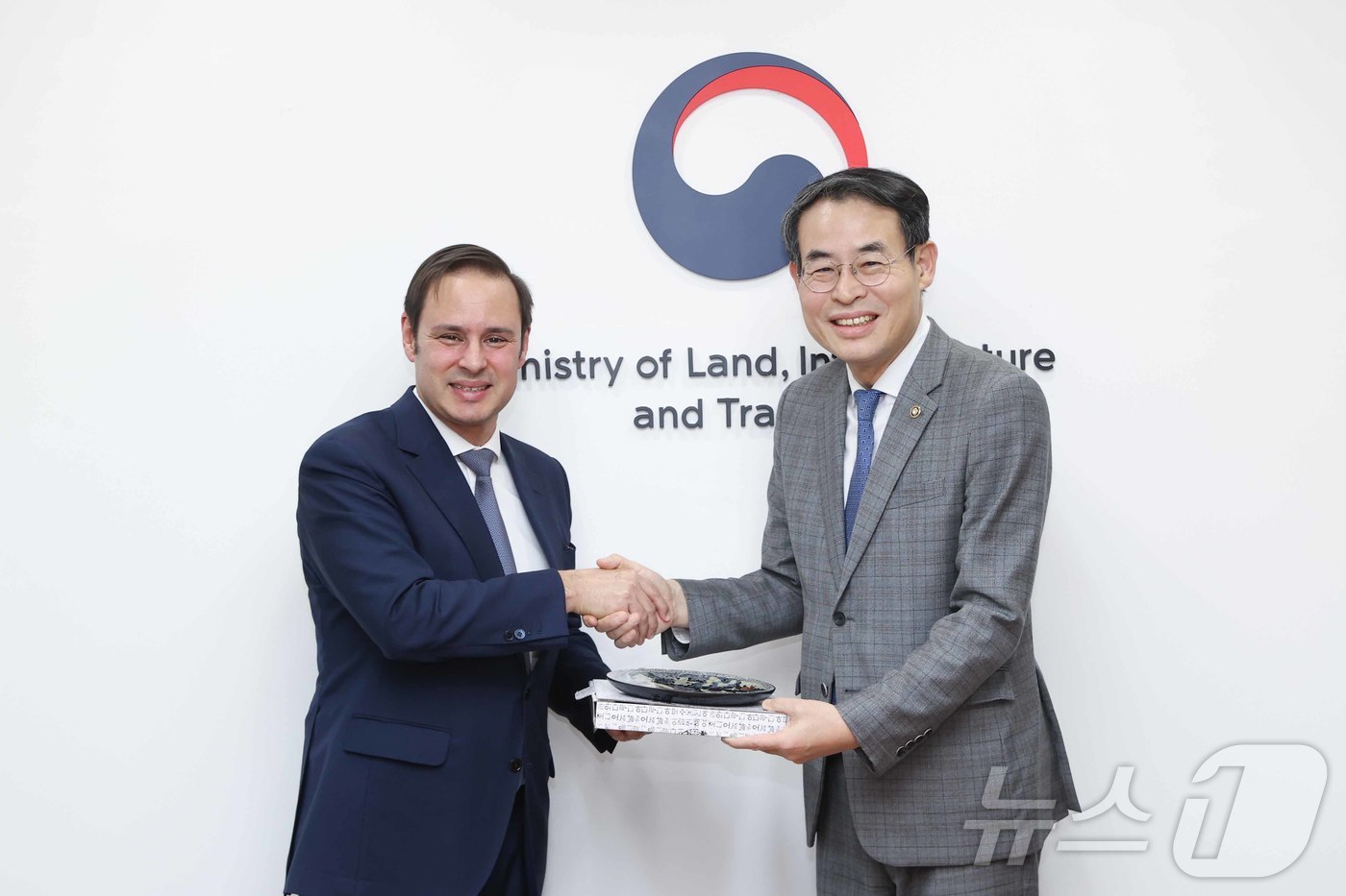 (서울=뉴스1) = 강희업 국토교통부 제2차관이 28일 오후 서울 중고 국토발전전시관에서 포르투갈 휴고 에스피리투 산투 인프라·주택부 차관과 면담 후 기념 촬영하고 있다. (국토교 …