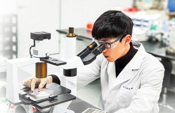 본문 이미지 - 알테오젠 연구진이 바이오 플랫폼 기술 연구를 하고 있다.&#40;알테오젠 제공&#41;/뉴스1