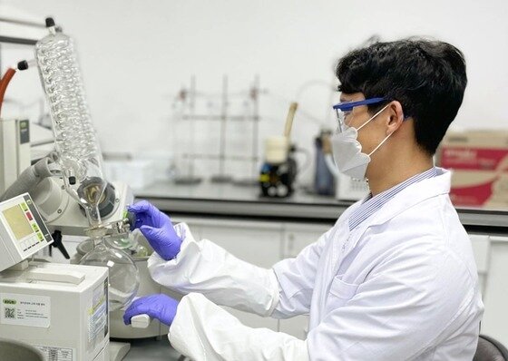 본문 이미지 - 한 제약바이오 기업 연구원이 물질분석 연구를 하고 있다./뉴스1