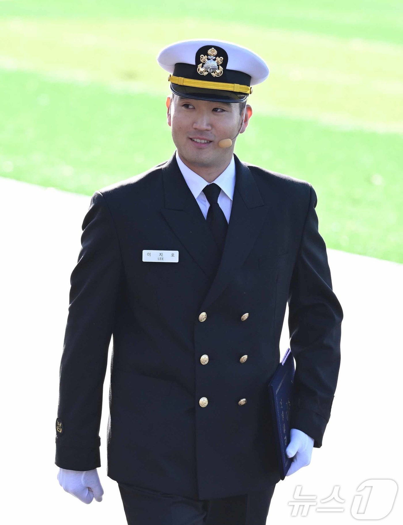 (창원=뉴스1) 윤일지 기자 = 이재용 삼성전자 회장 장남 이지호 소위가 28일 오후 경남 창원시 진해구 해군사관학교에서 열린 '제139기 해군사관후보생 임관식'에 참석하고 있다. …