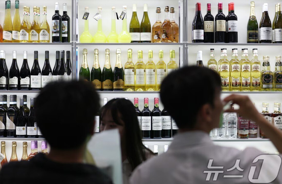 본문 이미지 - 서울 강남구 코엑스에서 막을 올린 &#39;2025 서울국제주류&와인박람회&#39;에서 방문객들이 다양한 주류를 시음하고 있다2025.6.26/뉴스1 ⓒ News1 오대일 기자