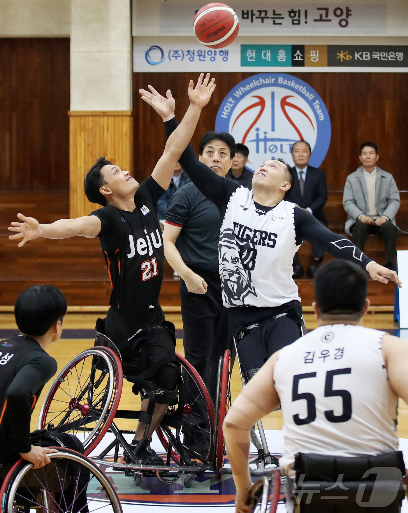 (서울=뉴스1) = 28일 오후 고양홀트 종합체육관에서 열린 '2025 KWBL 휠체어농구리그' 플레이오프 1차전춘천타이거즈와 제주특별자치도 경기에서 제주 스리피룸(왼쪽)과 춘천 …
