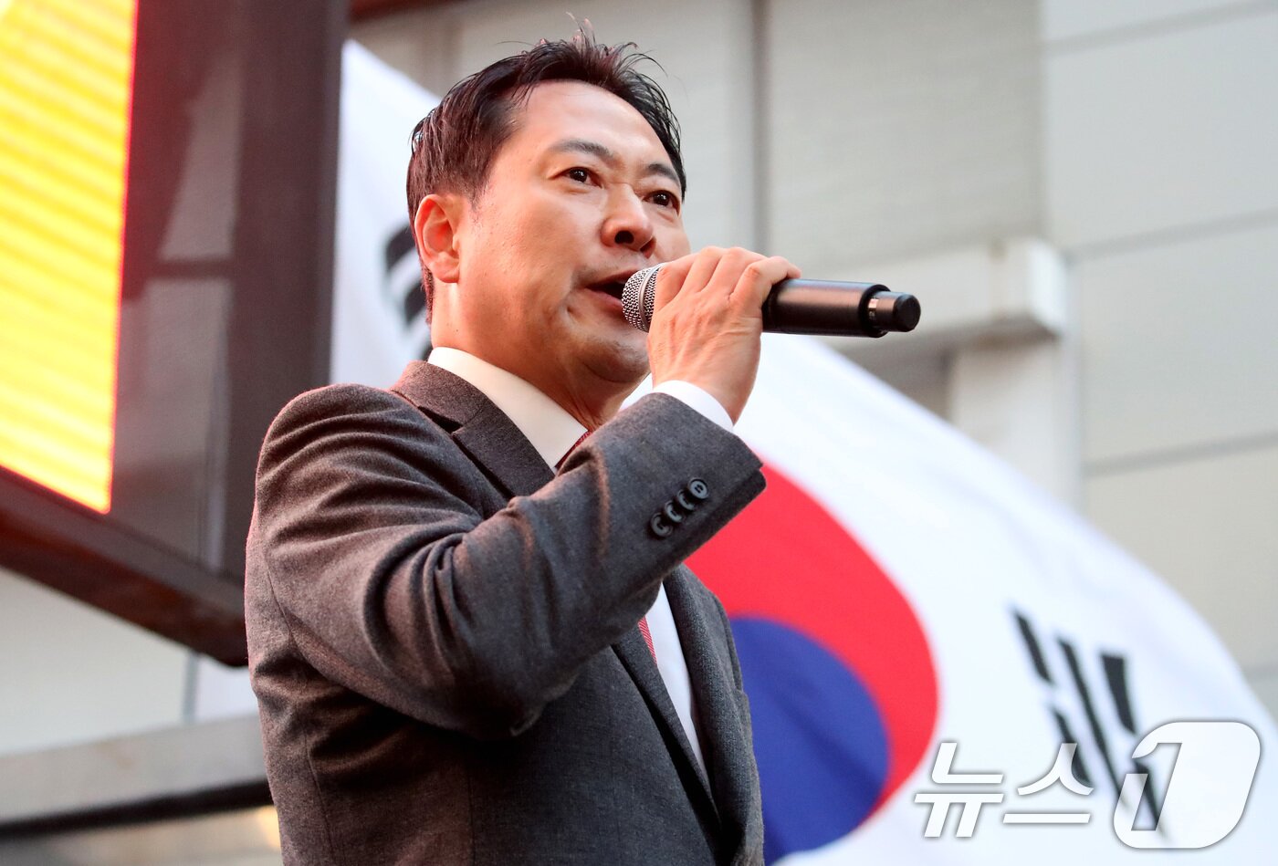 본문 이미지 - 장동혁 국민의힘 대표가 28일 오후 대구 중구 동성로에서 열린 &#39;민생회복 법치수호 대구 국민대회&#39;에서 연설하고 있다. 2025.11.28/뉴스1 ⓒ News1 공정식 기자