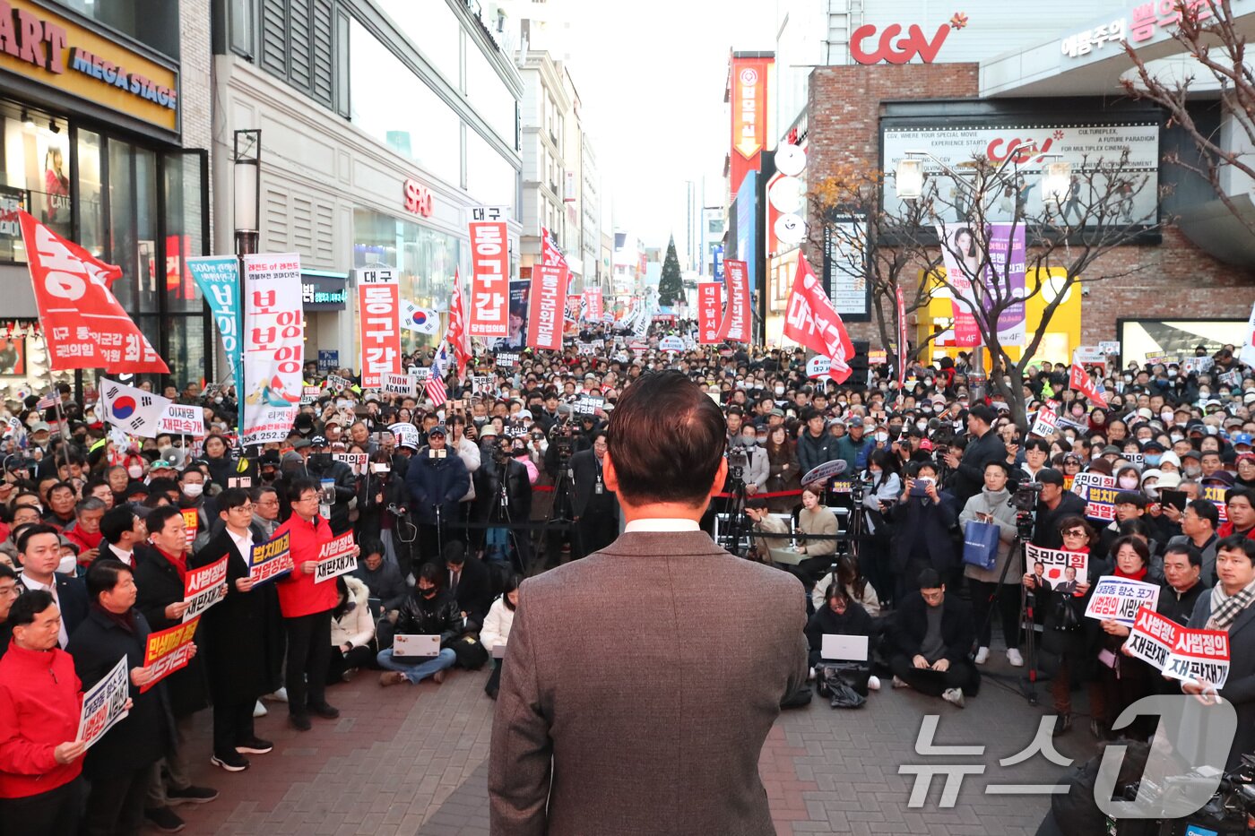 본문 이미지 - 장동혁 국민의힘 대표가 28일 오후 대구 중구 동성로에서 열린 &#39;민생회복 법치수호 대구 국민대회&#39;에서 연설하고 있다. 2025.11.28/뉴스1 ⓒ News1 공정식 기자