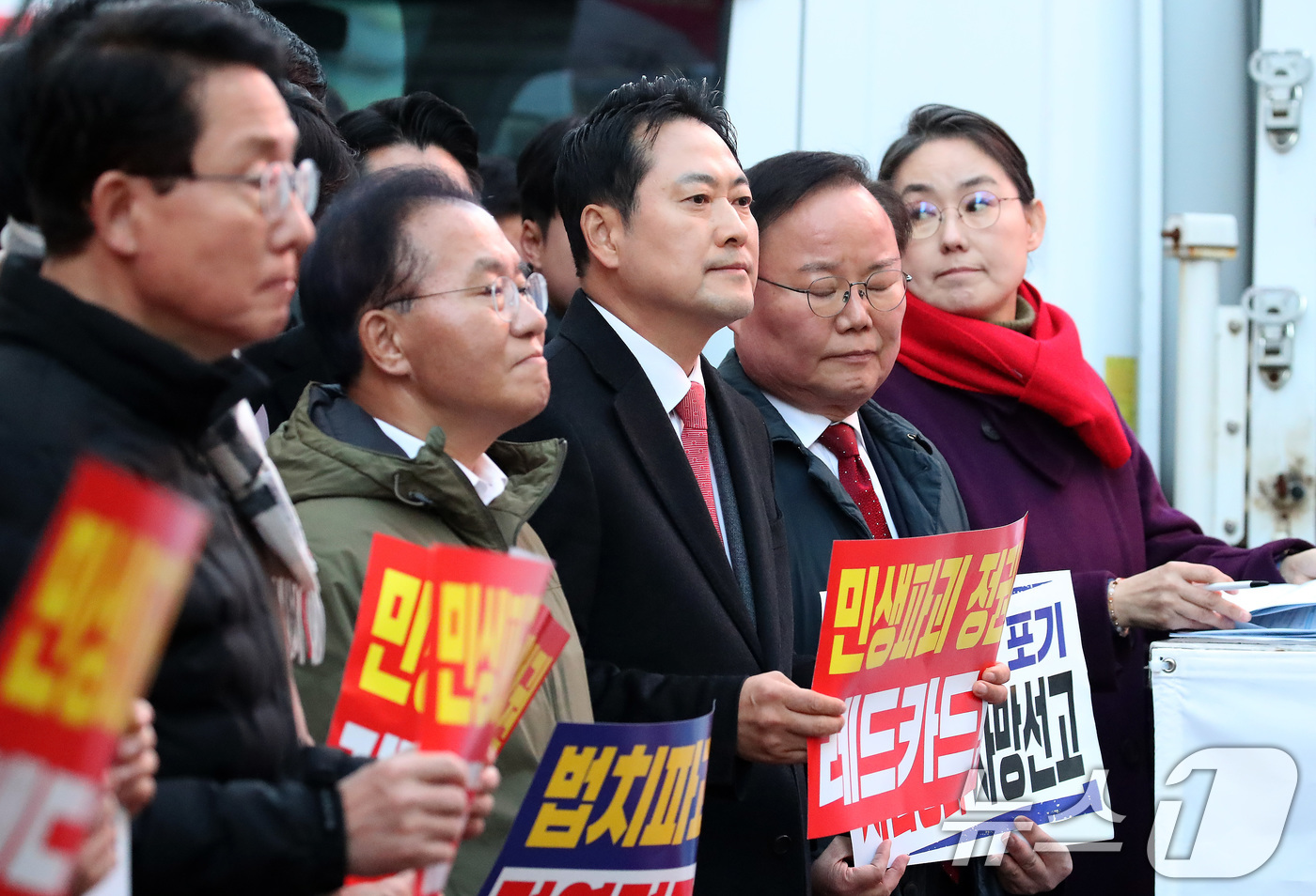 (대구=뉴스1) 공정식 기자 = 장동혁 국민의힘 대표가 28일 오후 대구 중구 동성로에서 열린 '민생회복 법치수호 대구 국민대회'에 참석하고 있다. 2025.11.28/뉴스1