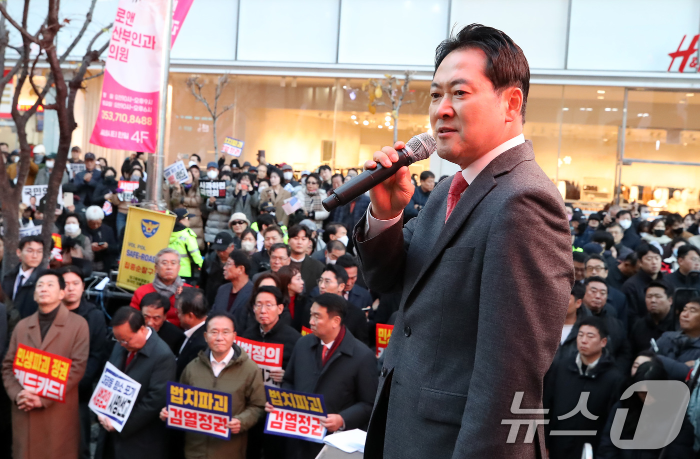 (대구=뉴스1) 공정식 기자 = 장동혁 국민의힘 대표가 28일 오후 대구 중구 동성로에서 열린 '민생회복 법치수호 대구 국민대회'에서 연설하고 있다. 2025.11.28/뉴스1