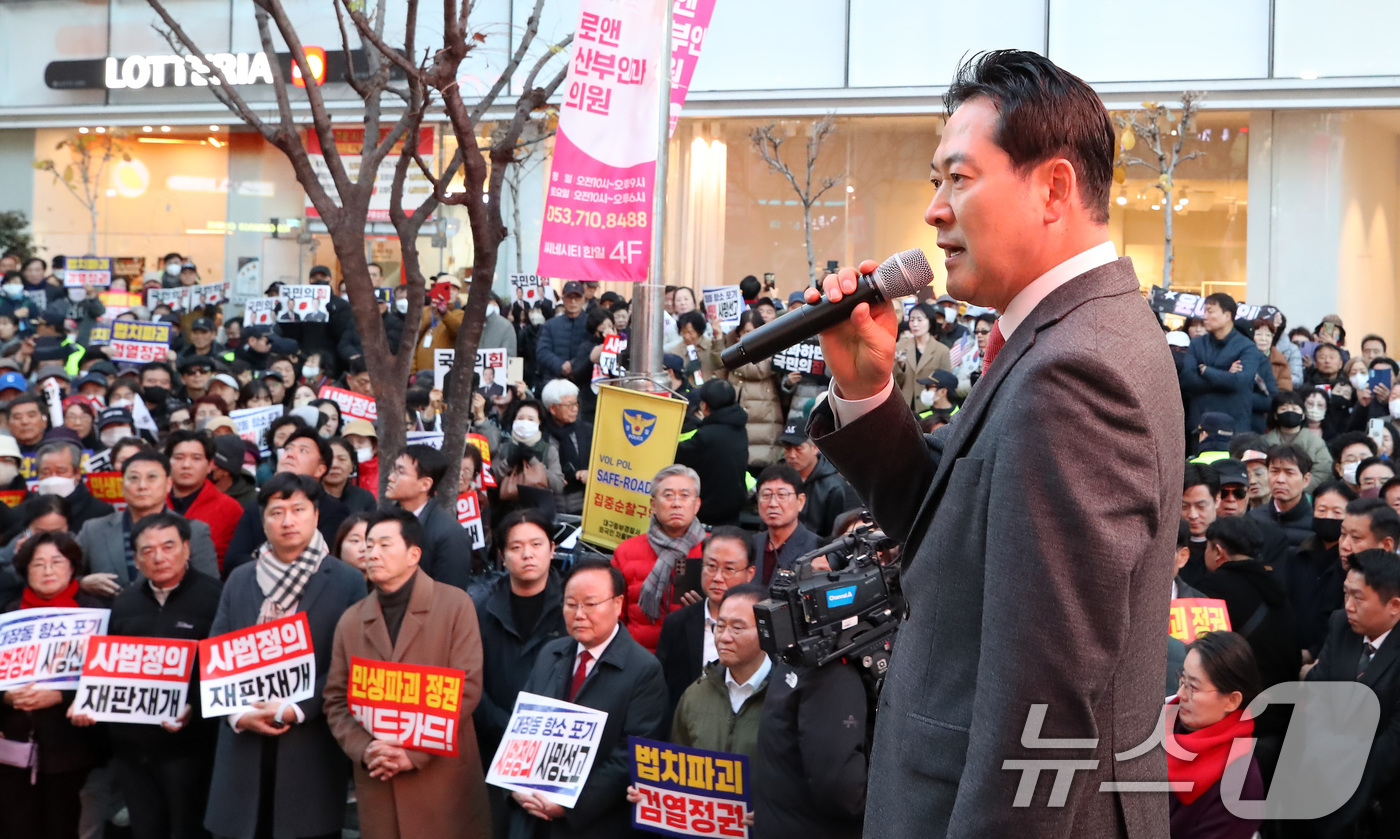 (대구=뉴스1) 공정식 기자 = 장동혁 국민의힘 대표가 28일 오후 대구 중구 동성로에서 열린 '민생회복 법치수호 대구 국민대회'에서 연설하고 있다. 2025.11.28/뉴스1