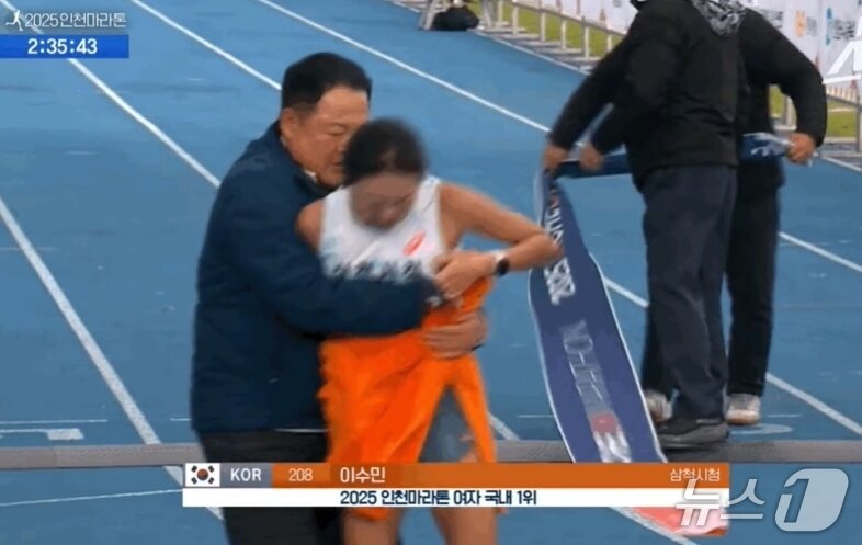 본문 이미지 - 삼척시청 김완기 감독이 1위로 결승선에 들어오고 있는 이수민 선수를 잡아주고 있다. 출처=KBS, 네이버블로그