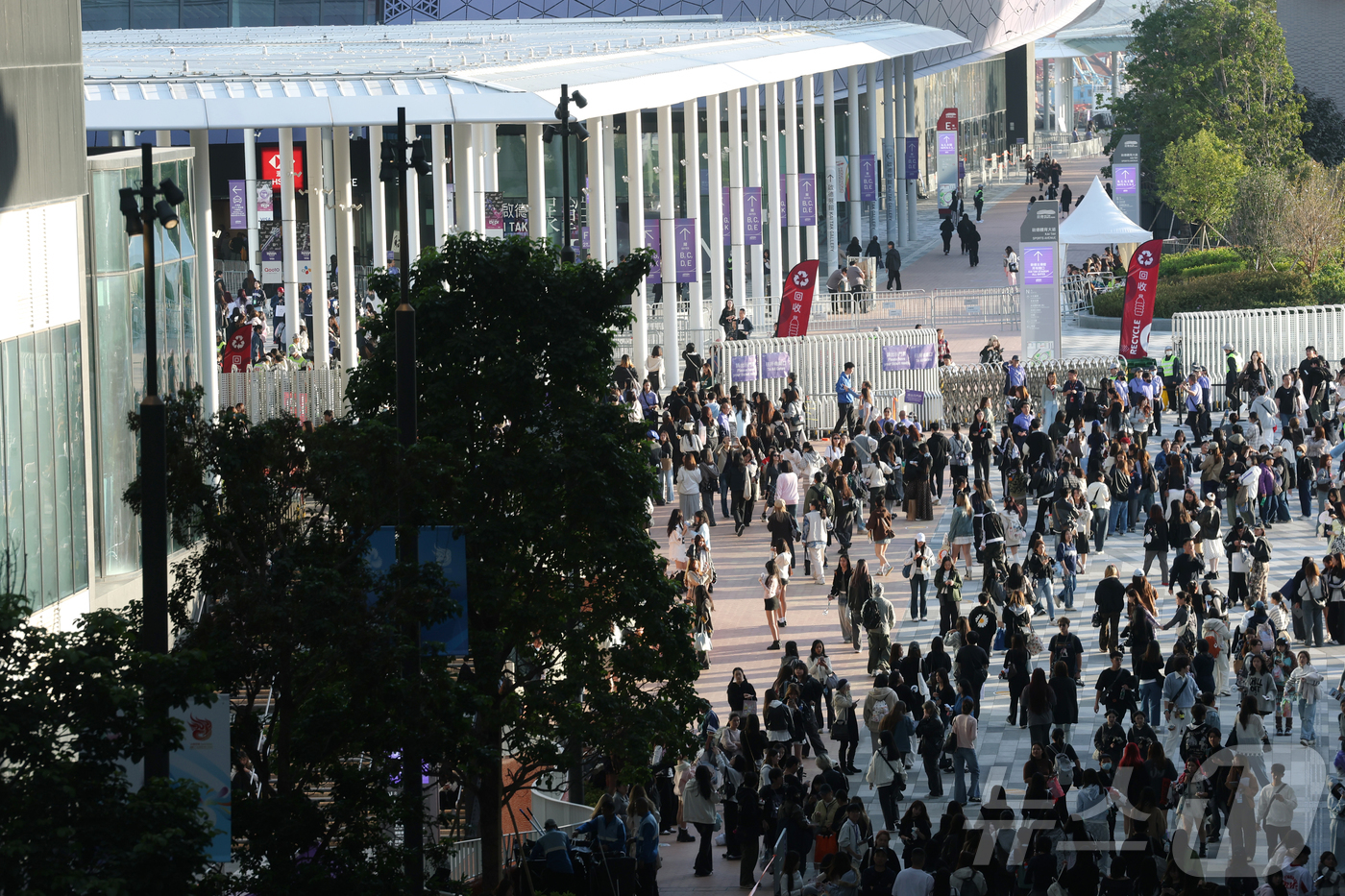 (홍콩=뉴스1) 권현진 기자 = 28일 오후 홍콩 카이탁 스타디움에서 열린 대중음악 시상식 '2025 마마 어워즈'(2025 MAMA AWARDS)를 찾은 K-POP 글로벌 팬들이 …