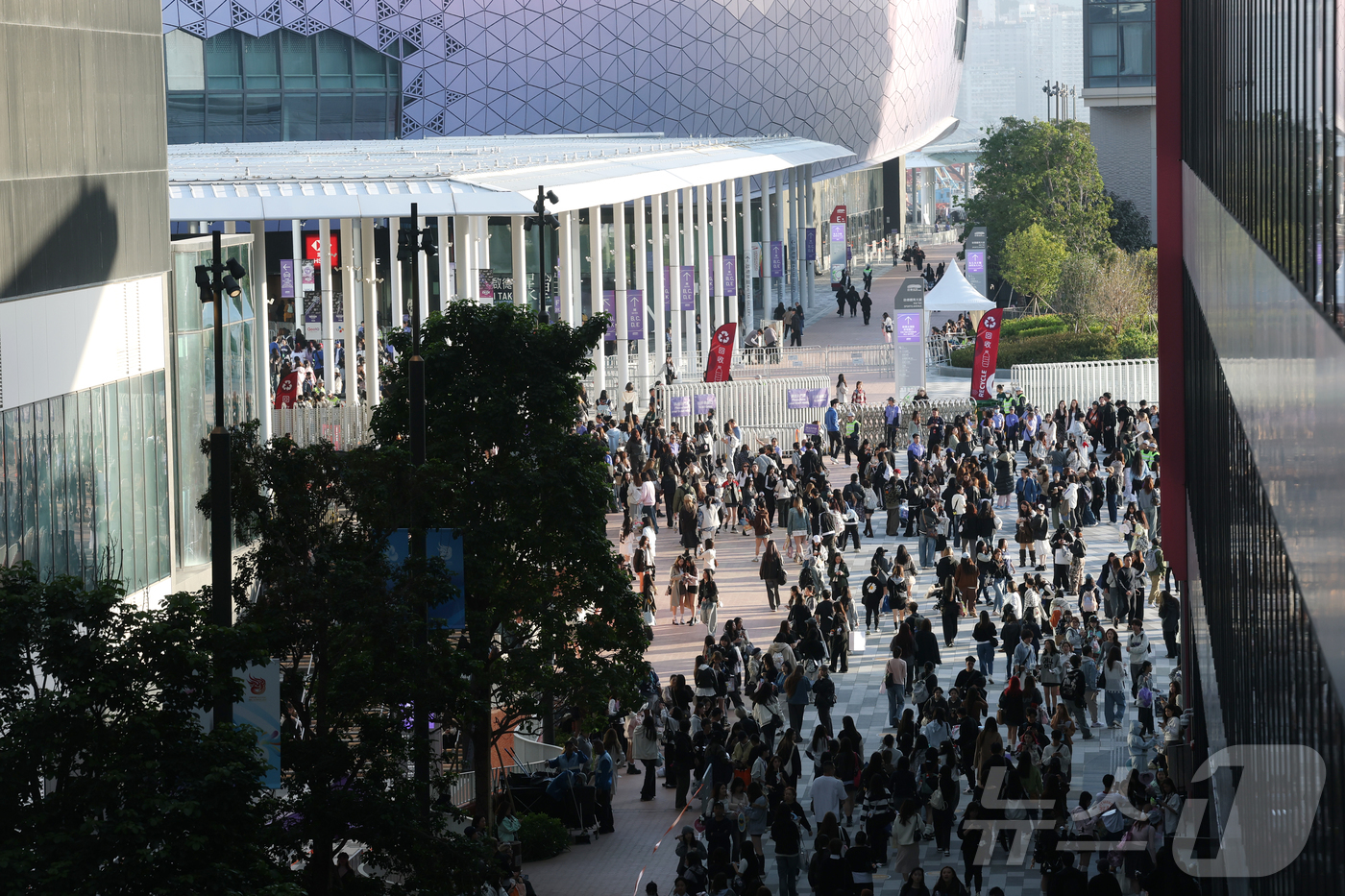 (홍콩=뉴스1) 권현진 기자 = 28일 오후 홍콩 카이탁 스타디움에서 열린 대중음악 시상식 '2025 마마 어워즈'(2025 MAMA AWARDS)를 찾은 K-POP 글로벌 팬들이 …