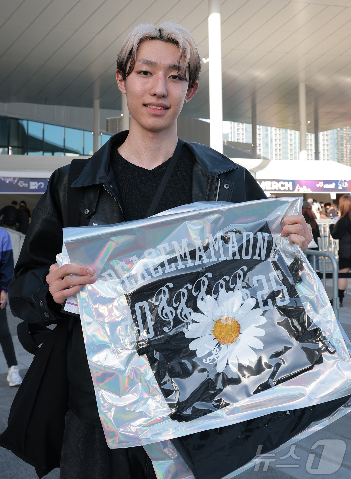 (홍콩=뉴스1) 권현진 기자 = 28일 오후 홍콩 카이탁 스타디움에서 열린 대중음악 시상식 '2025 마마 어워즈'(2025 MAMA AWARDS)를 찾은 K-POP 글로벌 팬이 …