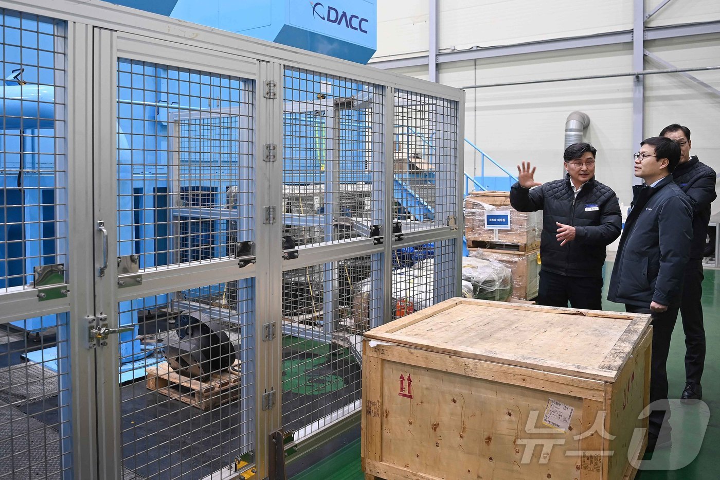 (서울=뉴스1) = 여한구 산업통상부 통상교섭본부장이 28일 전북 전주시 탄소복합재 전문기업인 데크카본을 방문, 회사 관계자로부터 회사 운영현황 및 애로사항을 청취한 뒤 생산공장을 …