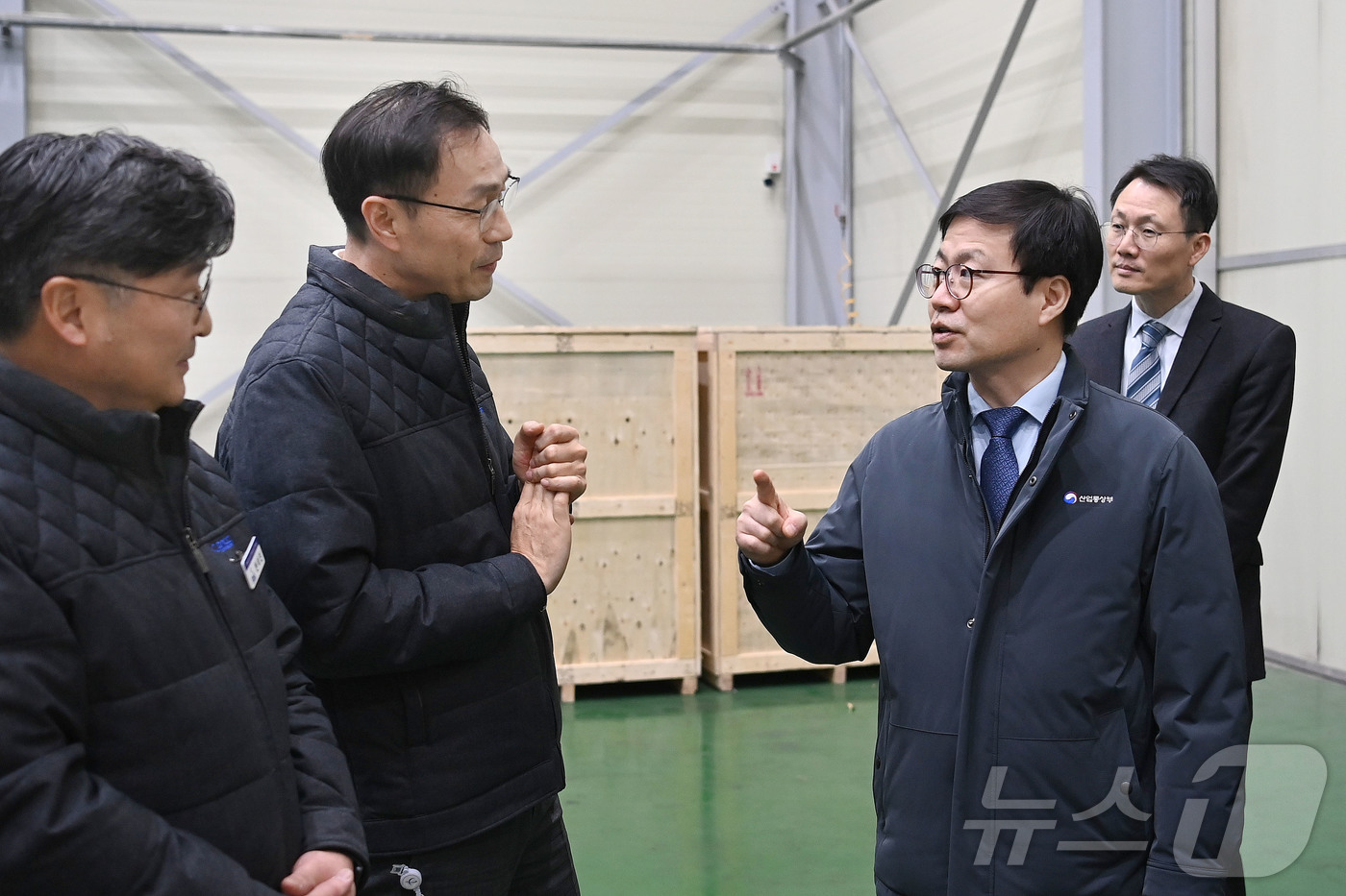 (서울=뉴스1) = 여한구 산업통상부 통상교섭본부장이 28일 전북 전주시 탄소복합재 전문기업인 데크카본을 방문, 회사 관계자로부터 회사 운영현황 및 애로사항을 청취한 뒤 생산공장을 …