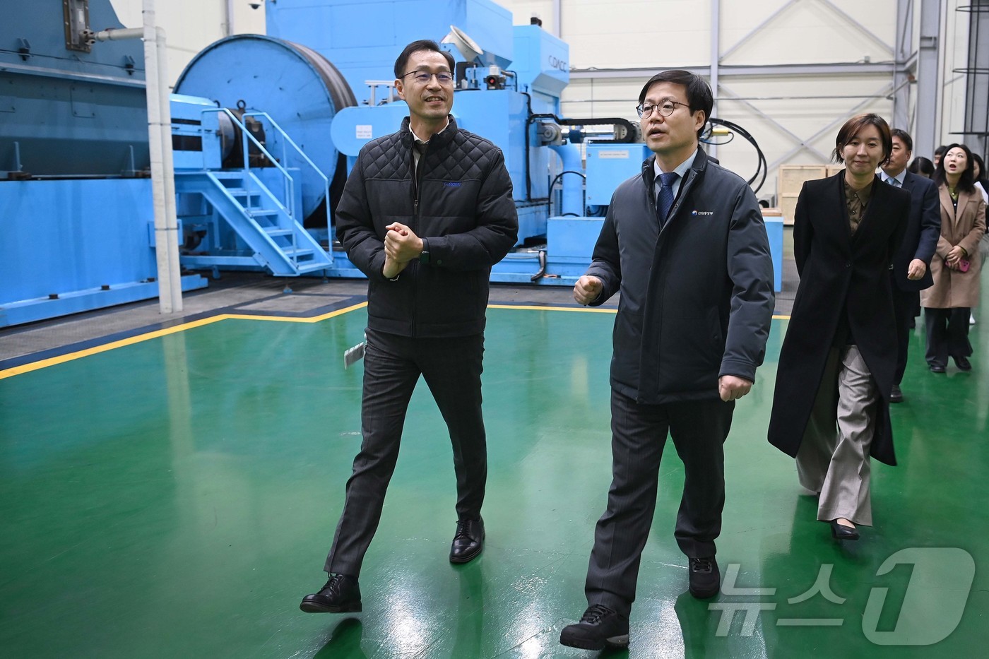 (서울=뉴스1) = 여한구 산업통상부 통상교섭본부장이 28일 전북 전주시 탄소복합재 전문기업인 데크카본을 방문, 회사 관계자로부터 회사 운영현황 및 애로사항을 청취한 뒤 생산공장을 …