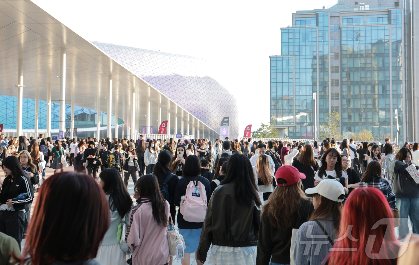 (홍콩=뉴스1) 권현진 기자 = 28일 오후 홍콩 카이탁 스타디움에서 열린 대중음악 시상식 '2025 마마 어워즈'(2025 MAMA AWARDS)를 찾은 K-POP 글로벌 팬들이 …