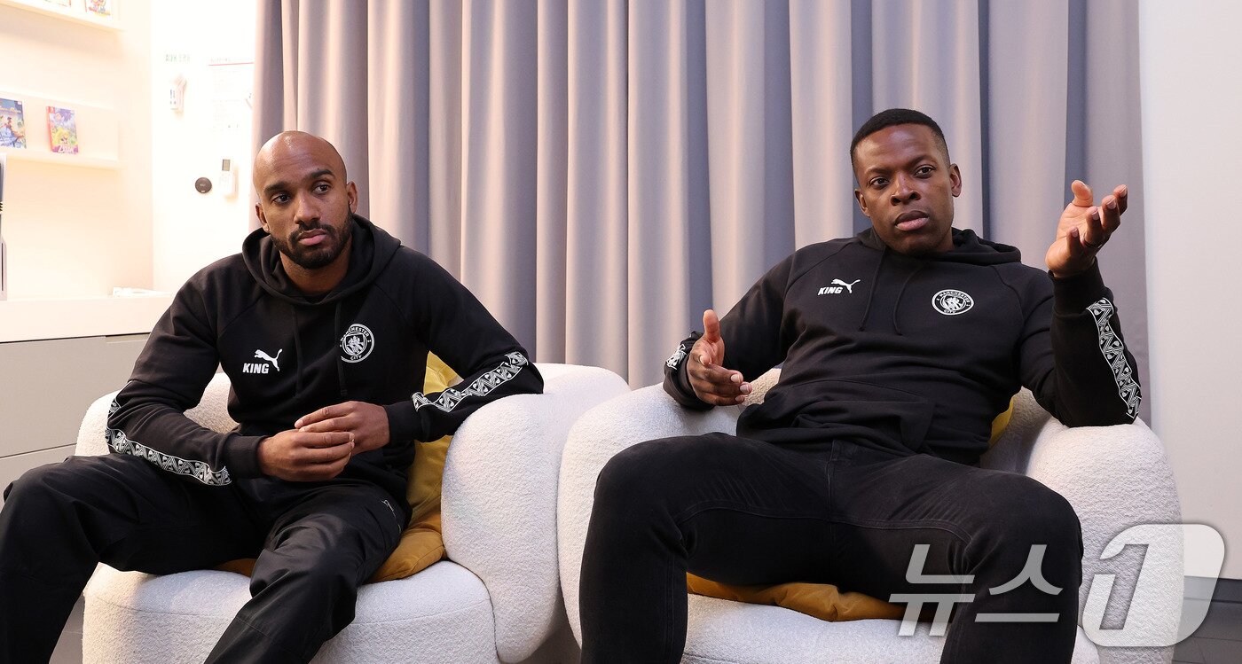 본문 이미지 - 전 맨시티 선수이자 현재 클럽 앰배서더인 페이비언 델프(왼쪽)와 네덤 오누오하가 28일 오후 서울 중구 젠지 GGX에서 뉴스1과 인터뷰를 하고 있다. ⓒ News1 박지혜 기자