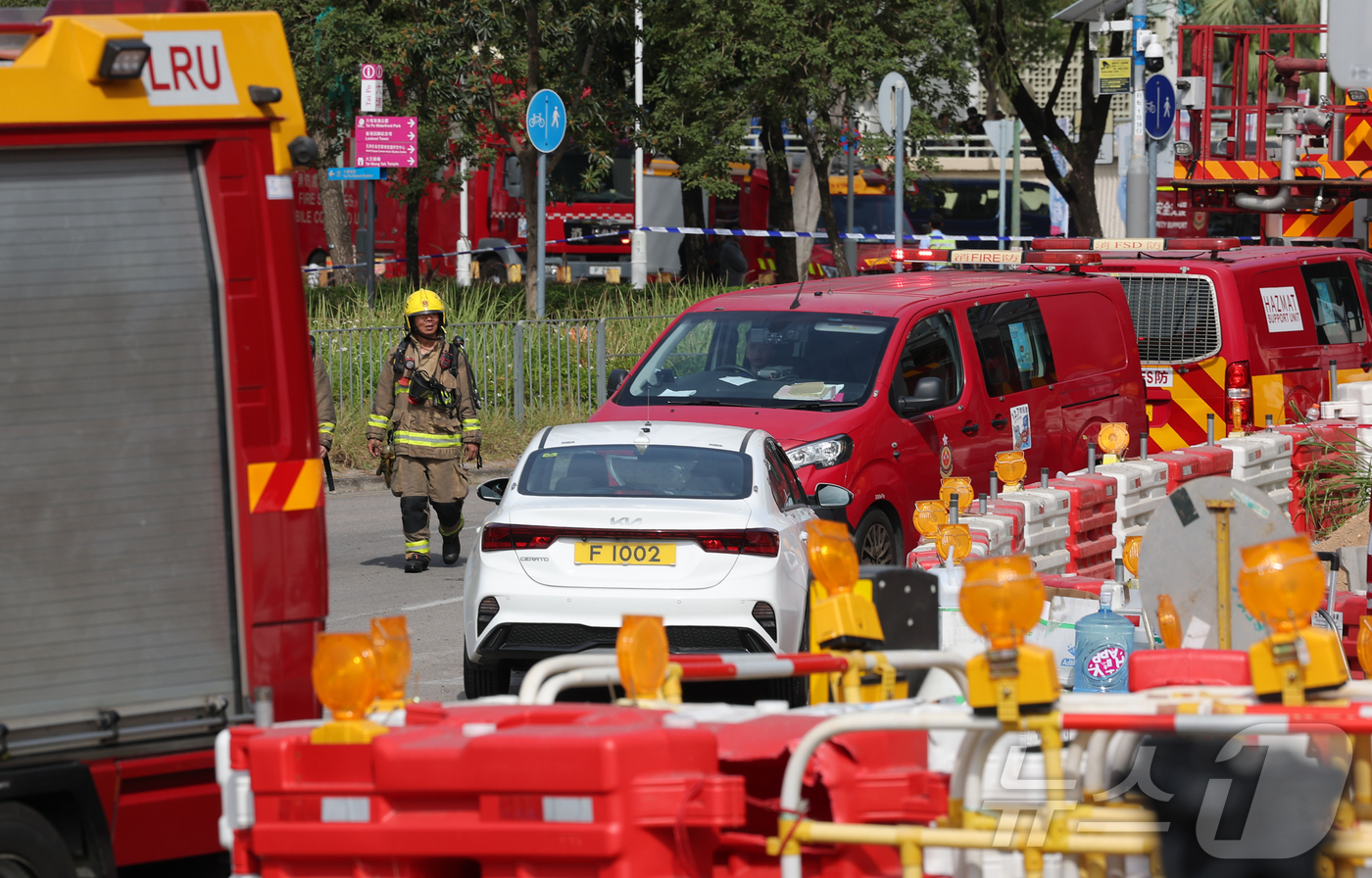 (홍콩=뉴스1) 권현진 기자 = 28일(현지시간) 홍콩 북부 타이포의 '왕 푹 코트'(Wang Fuk Court) 아파트 단지에서 발생한 대형 화재가 완진 된 가운데 소방대원들이 …
