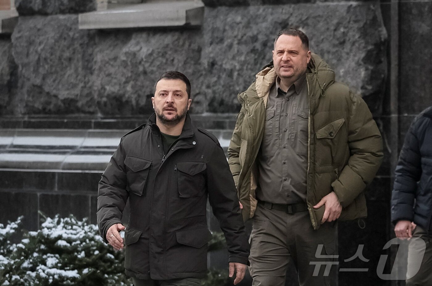 본문 이미지 - 젤렌스키 우크라이나 대통령&#40;앞&#41;과 예르마크 대통령 비서실장. 2024.01.22 ⓒ 로이터=뉴스1 ⓒ News1 이지예 객원기자
