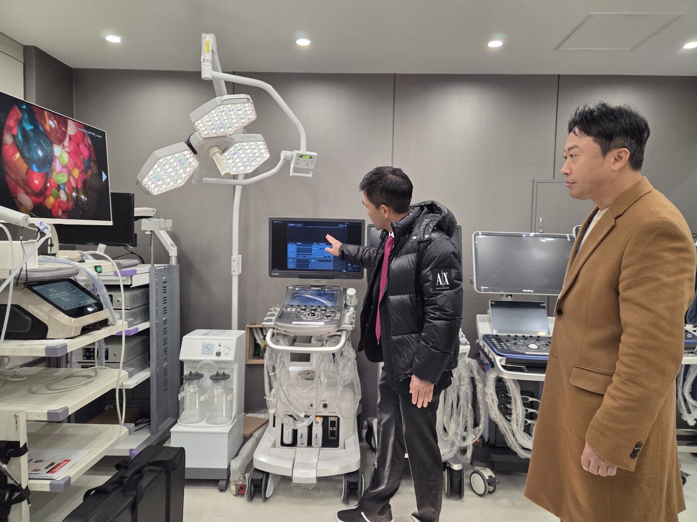 본문 이미지 - 서울시수의사회 황정연 회장(오른쪽)과 허정 부회장이 한미 쇼룸을 둘러보고 있다. ⓒ 뉴스1 한송아 기자