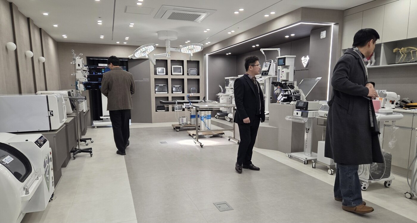 본문 이미지 - 한미 사옥 2층에 마련된 쇼룸을 동물병원 관계자들이 둘러보고 있다. ⓒ 뉴스1 한송아 기자