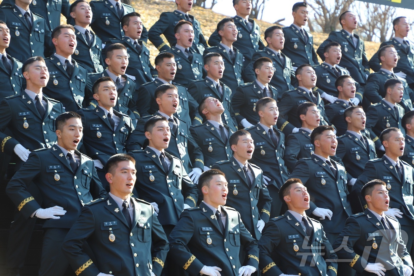 (경기광주=뉴스1) 김평석 기자 = 육군 특수전학교가 28일 특전사의 미래를 이끌어 갈 140명의 신임 특전부사관들에 대한 임관식을 개최했다.이날 임관한 특전부사관들은 16주간 강 …