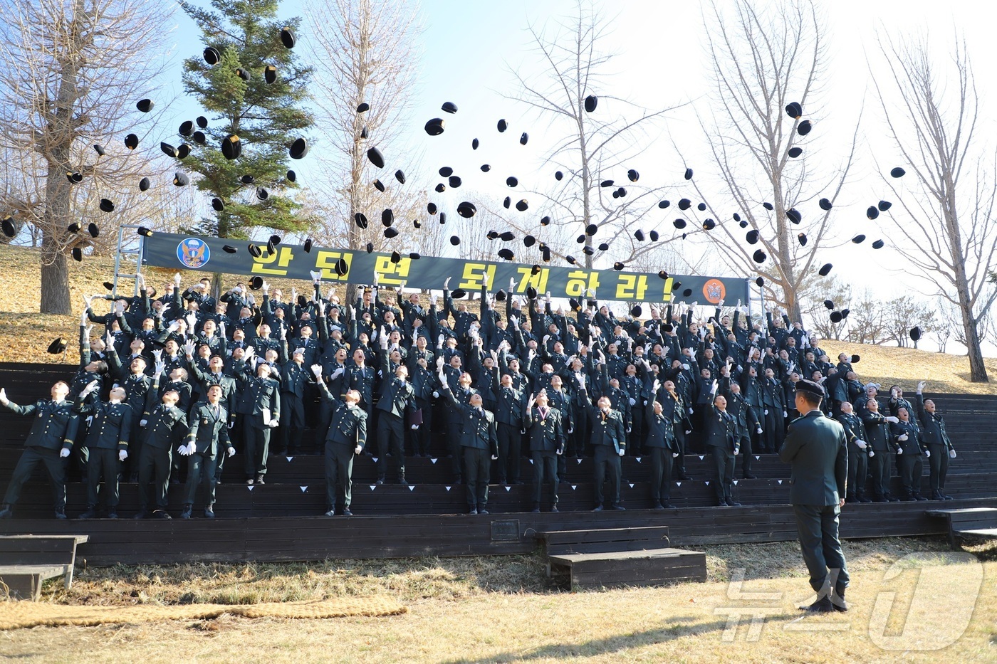 (경기광주=뉴스1) 김평석 기자 = 육군 특수전학교가 28일 특전사의 미래를 이끌어 갈 140명의 신임 특전부사관들에 대한 임관식을 개최했다.이날 임관한 특전부사관들은 16주간 강 …