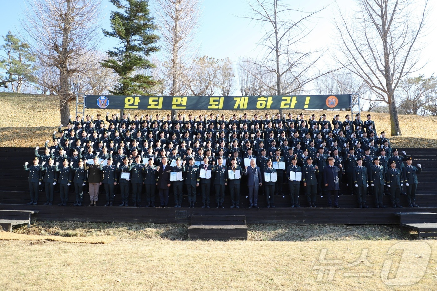 (경기광주=뉴스1) 김평석 기자 = 육군 특수전학교가 28일 특전사의 미래를 이끌어 갈 140명의 신임 특전부사관들에 대한 임관식을 개최했다.이날 임관한 특전부사관들은 16주간 강 …