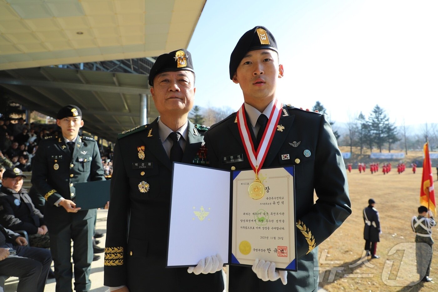 본문 이미지 - 육군 특수전학교에서 28일 열린 특전부사관 임관식에서 국방부장관상을 받은 유민석 하사가 기념촬영을 하고 있다.&#40;특수전학교 제공&#41; ⓒ News1 김평석 기자