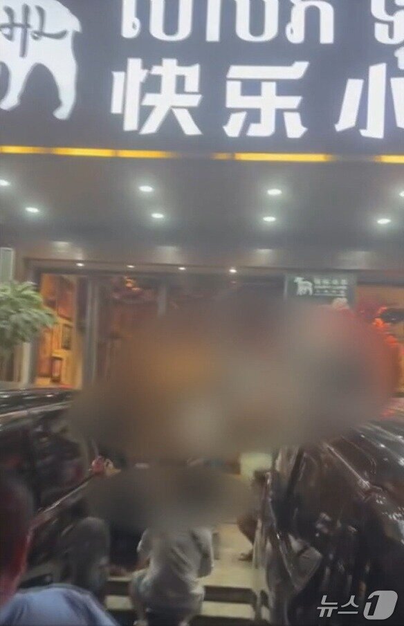 본문 이미지 - 지난 27일 오전 2시쯤 캄보디아 프놈펜의 한 식당에서 현지 경찰이 리광호를 체포하고 있는 모습.&#40;국정원 제공&#41;