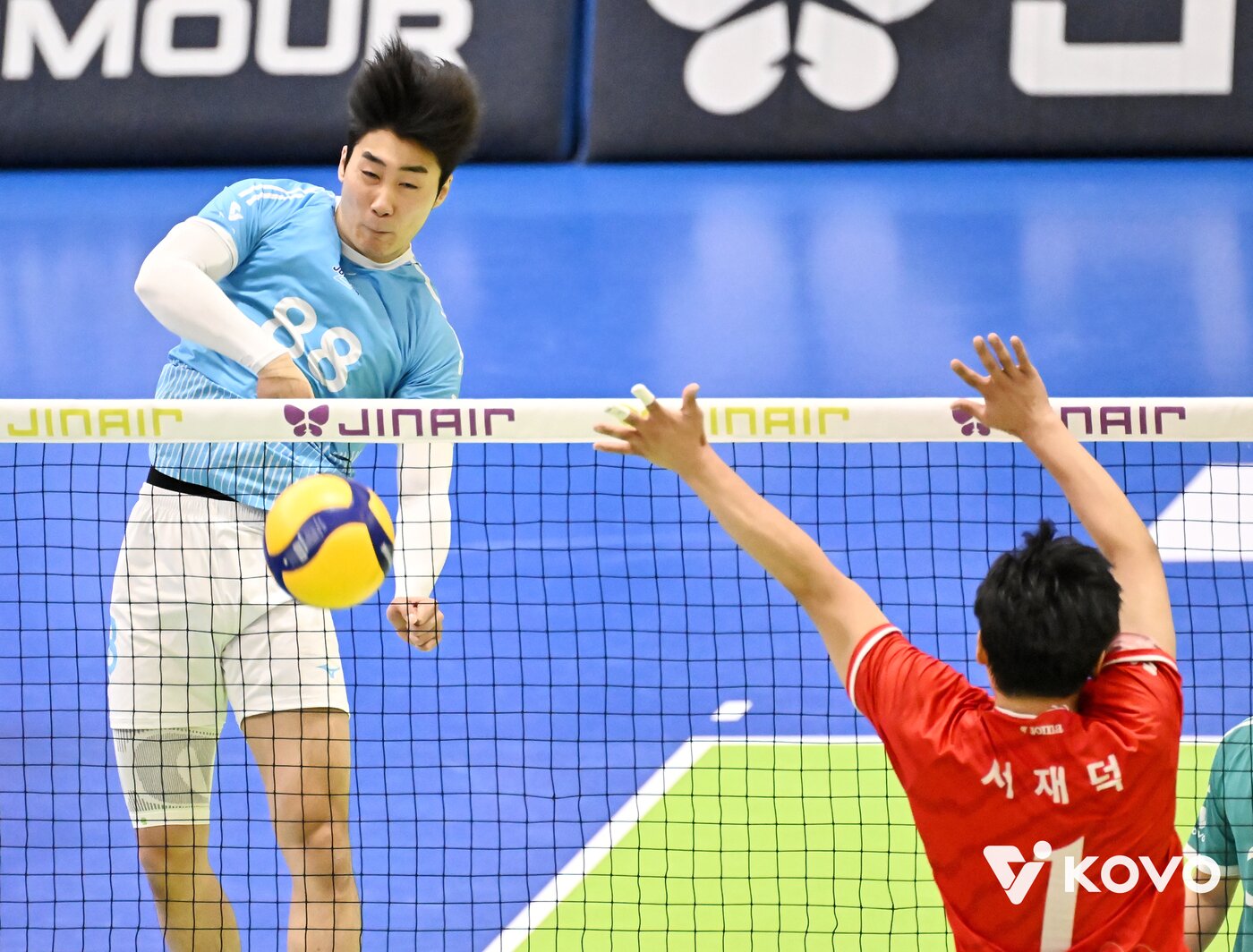 본문 이미지 - 대한항공 임재영&#40;왼쪽&#41;이 28일 수원체육관에서 열린 2025-26 V리그 남자부 2라운드 한국전력전에서 공격을 시도하고 있다. &#40;KOVO 제공&#41;