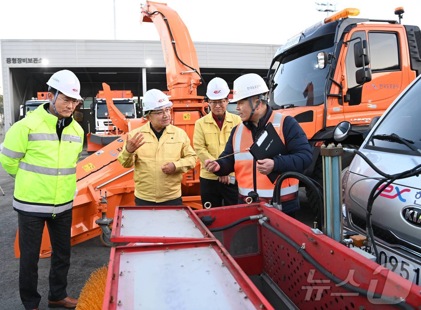 (서울=뉴스1) = 김광용 행정안전부 재난안전관리본부장이 28일 한국도로공사 용인지사를 방문, 겨울철 고속도로 제설 대책을 보고 받고 제설제 비축 현황과 제설장비 운영체계를 점검하 …