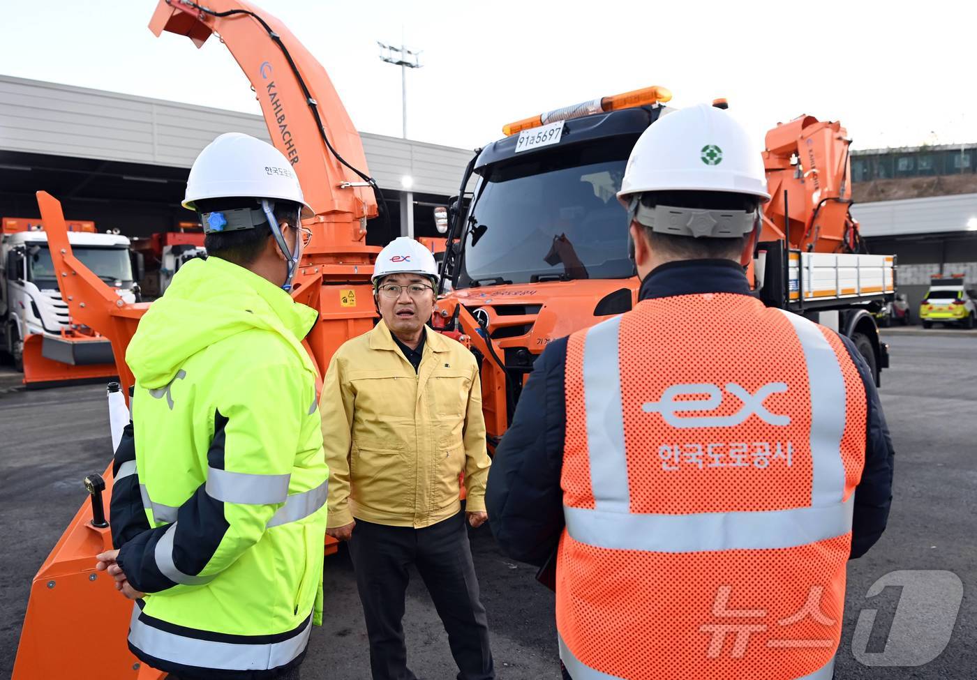 (서울=뉴스1) = 김광용 행정안전부 재난안전관리본부장이 28일 한국도로공사 용인지사를 방문, 겨울철 고속도로 제설 대책을 보고 받고 제설제 비축 현황과 제설장비 운영체계를 점검하 …