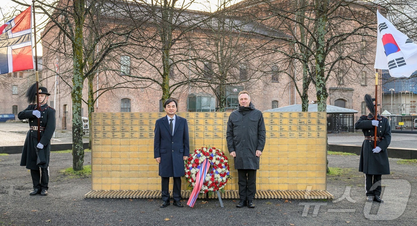(서울=뉴스1) = 안규백 국방부 장관이 28일(현지시간) 노르웨이 국립참전용사 기념비를 찾아 참배한 뒤 토레 온슈우스 산드빅 노르웨이 국방장관과 기념촬영을 하고 있다. (국방부 …