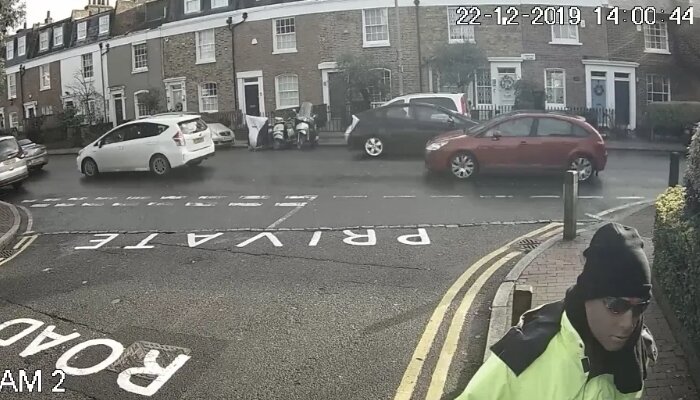 본문 이미지 - CCTV에 포착된 청부살인 의뢰를 받은 남성. 출처=더선