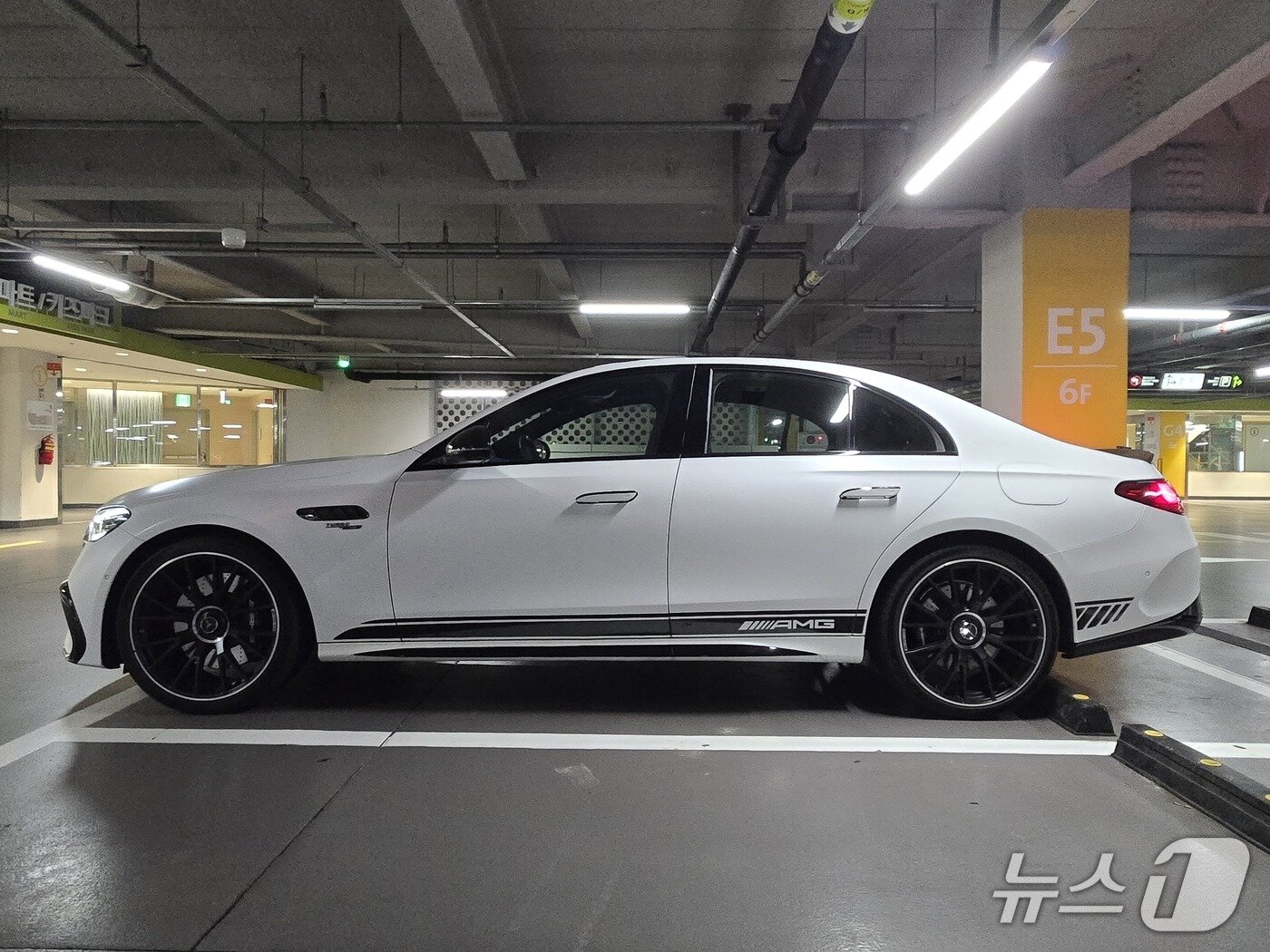 본문 이미지 - 23일 서울 은평의 한 쇼핑몰 주차장에서 촬영한 메르세데스-AMG E 53 하이브리드 4MATIC+&#39;의 모습. 2025.11.23/뉴스1 김성식 기자