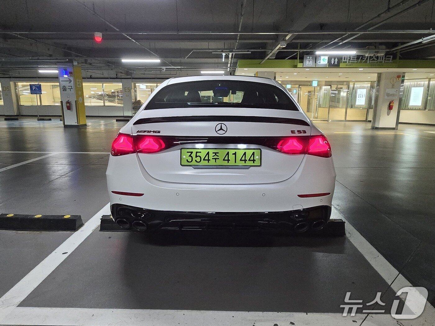 본문 이미지 - 23일 서울 은평의 한 쇼핑몰 주차장에서 촬영한 메르세데스-AMG E 53 하이브리드 4MATIC+&#39;의 모습. 2025.11.23/뉴스1 김성식 기자