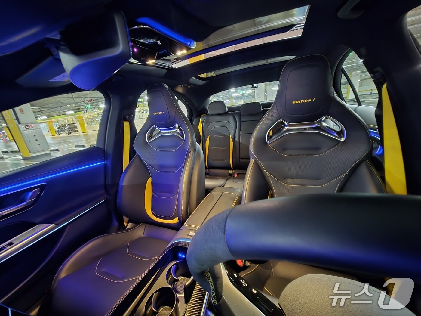 본문 이미지 - 23일 서울 은평의 한 쇼핑몰 주차장에서 촬영한 메르세데스-AMG E 53 하이브리드 4MATIC+&#39;의 모습. 2025.11.23/뉴스1 김성식 기자