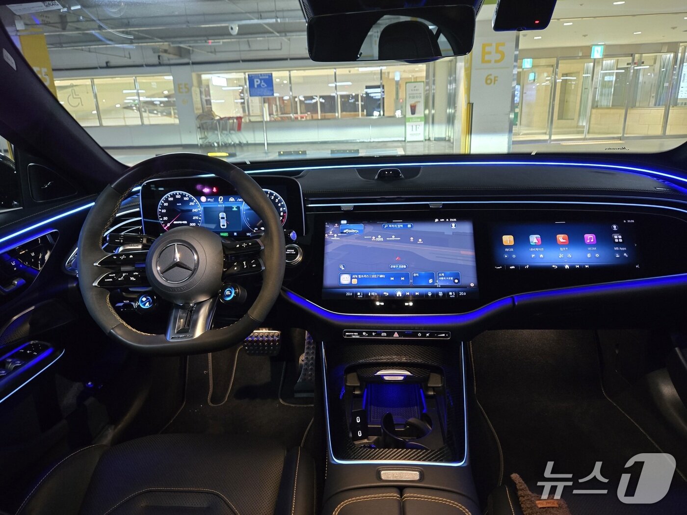 본문 이미지 - 23일 서울 은평의 한 쇼핑몰 주차장에서 촬영한 메르세데스-AMG E 53 하이브리드 4MATIC+&#39;의 모습. 2025.11.23/뉴스1 김성식 기자