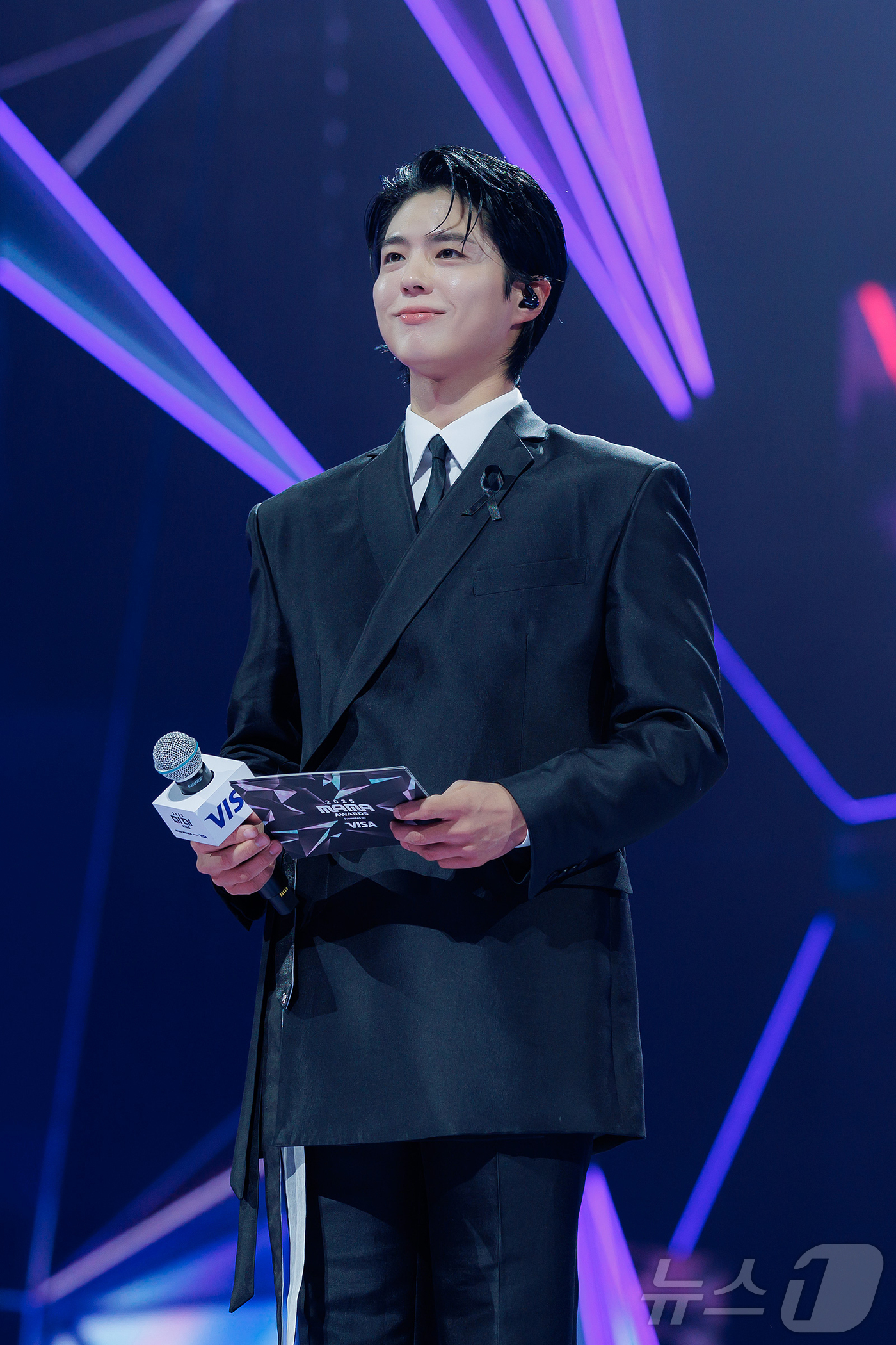 (홍콩=뉴스1) 권현진 기자 = 배우 박보검이 28일(현지시간) 오후 홍콩 카이탁 스타디움에서 열린 대중음악 시상식 '2025 마마 어워즈'(2025 MAMA AWARDS)에 호스 …